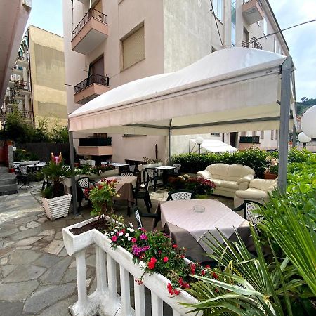 Hotel Riz Finale Ligure Exterior foto