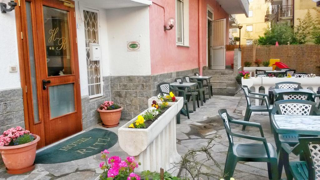 Hotel Riz Finale Ligure Exterior foto
